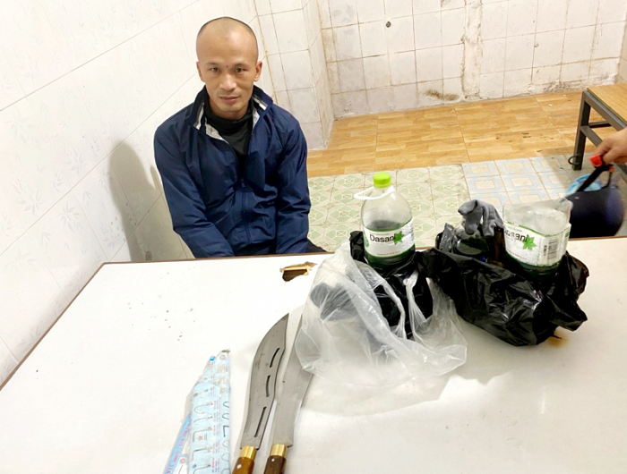 Bị đuổi việc, mang “bom xăng” và mã tấu trả thù: Rạng sáng 5/9, Tổ tuần tra 8394 phường Thanh Khê Đông, quận Thanh Khê, TP Đà Nẵng đã bắt giữ Nguyễn Ngọc Hạnh (SN 1987, thường trú xã Tái Sơn, huyện Tứ Kỳ, tỉnh Hải Dương). Hạnh khai nhận từ quê vào Đà Nẵng và có một thời gian làm công nhân tại cơ sở sản xuất của anh T.N.T (SN 1981, trú phường Thanh Khê Đông) nhưng vừa bị anh T đuổi việc. Do bức xúc, không làm chủ được bản thân, Hạnh đã đặt mua mã tấu và tự tạo “bom xăng”, dự định đến phóng hỏa, đốt nhà, dùng hung khí tấn công anh T để trút giận.