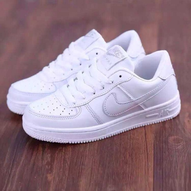 1. Giày Nike Air: Một trong những phát minh của NASA hàng ngày chúng ta vẫn sử dụng mà không hay biết là giày Nike Air. Đôi giày thể thao này là sản phẩm chứa đựng tới hai cải tiến của NASA.
