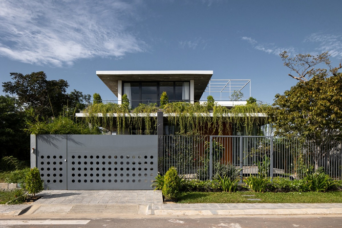 TA House ở Hương Thủy, Huế được hoàn thiện năm 2021, có diện tích 382 m2. Nhà nằm trên mảnh đất được cải tạo, đối diện khu quy hoạch dân cư mới.