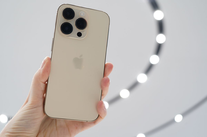 Rõ ràng, gần như những ai đang dùng iPhone 13 Pro sẽ không lên iPhone 14 Pro. “Bất chấp ước mơ của Apple và nhà mạng là bạn sẽ mua điện thoại thường xuyên hơn cả giặt quần áo, khả năng là bạn chỉ nâng cấp khi điện thoại đã 2 hay 3 năm tuổi”, Stern viết.