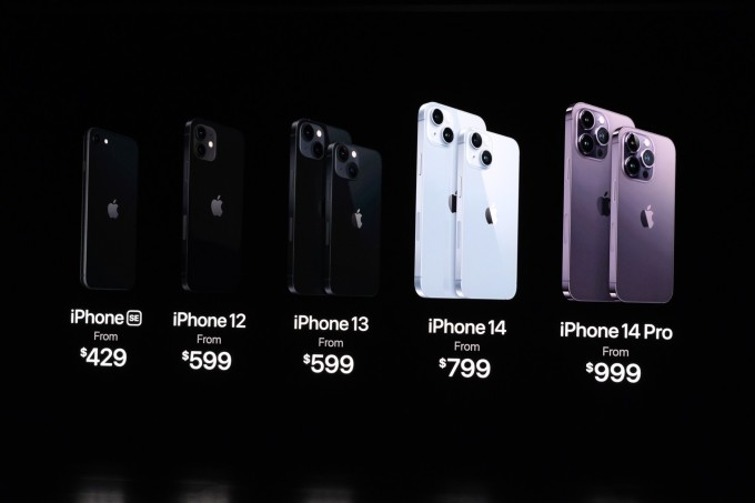 Cây bút Joanna Stern của Thời báo Phố Wall viết: “Bạn chỉ nên mua iPhone Pro giá 999 USD trở lên”.