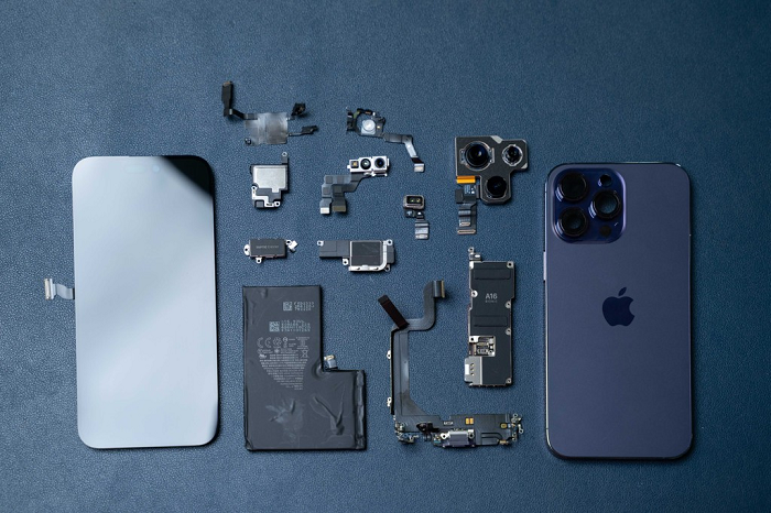 Và toàn bộ linh kiện của iPhone 14 Pro Max đã được kĩ thuật viên tháo ra.