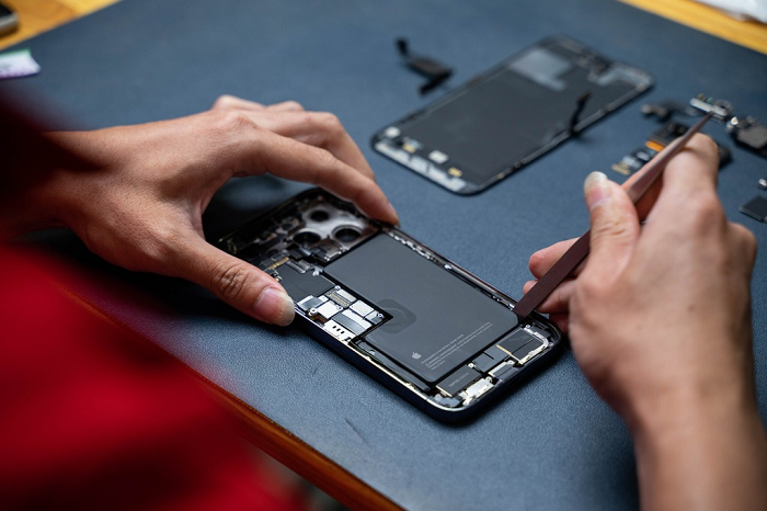 Main và phần pin của iPhone 14 Pro Max có dạng hình chữ L với dung lượng 4.323 mAh, thấp hơn một chút so với 4.352 của iPhone 13 Pro Max.