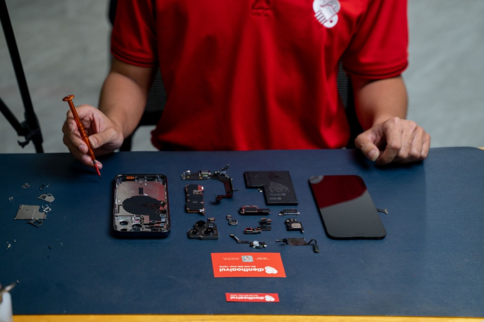 Theo chia sẻ từ kĩ thuật viên thì nội thất linh kiện bên trong iPhone 14 Pro Max được bố trí không quá khác biệt nhiều so với iPhone 13 Pro Max.