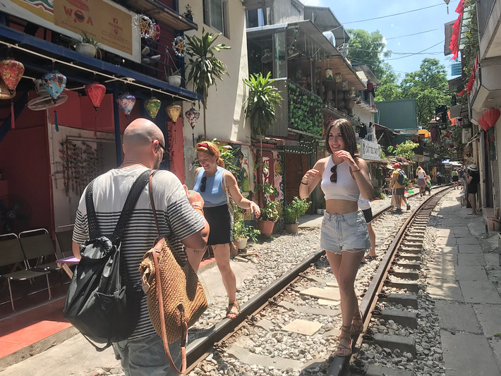 Tại khu vực phường Hàng Bông, Cửa Nam, Điện Biên Phủ, phố cafe đường Tàu là địa điểm thu hút đông người nước ngoài và bạn trẻ trong nước đến uống cafe, quay phim và chụp ảnh.