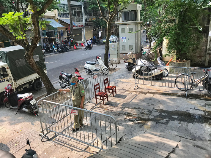 Rào chắn chặn 2 đầu lối vào phố cafe đường tàu.