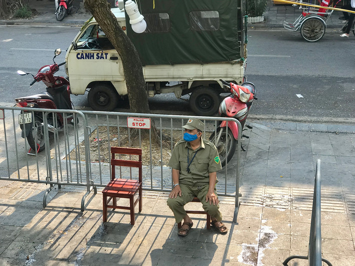 Lực lượng chức năng đã có mặt ở tất cả các lối vào trên phố Trần Phú, Phùng Hưng... ngăn không cho người dân và khách du lịch vào phố.