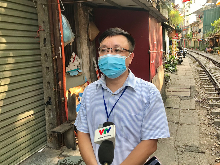 Ông Đinh Bá Hưng, Phó Chủ tịch UBND phường Hàng Bông cho hay: "Thực hiện theo chỉ đạo của UBND quận Hoàn Kiếm, UBND phường Hàng Bông cùng với UBND phường Cửa Đông đã họp bàn phương án giải quyết và tối 15/9 đã thành lập các đoàn đi kiểm tra hoạt động kinh doanh của các cơ sở. Sau khi kiểm tra sẽ có văn bản báo cáo với UBND quận, trên kết quả kiểm tra đó UBND quận sẽ có những phương án giải quyết cụ thể".