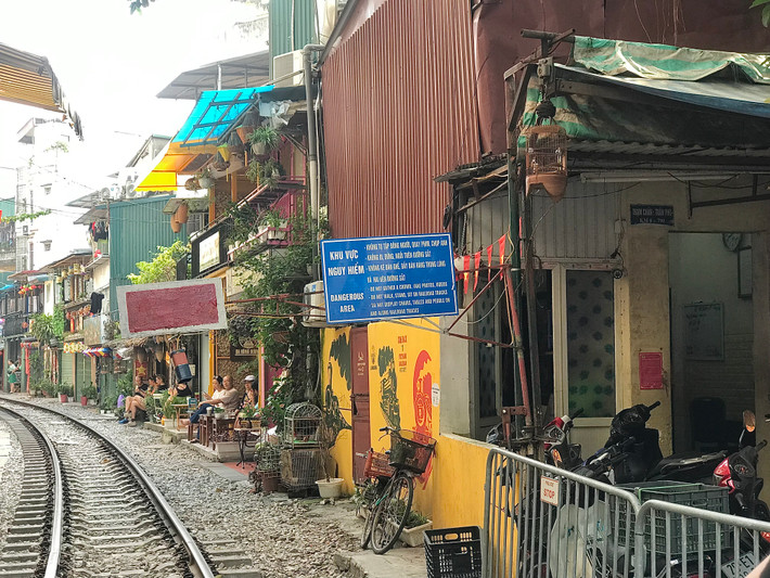 "Người dân ở đây đều có trách nhiệm, tàu qua là mọi người loa còi thông báo cho tất cả khách. Đông thì có đông thật nhưng vấn đề an toàn luôn được đảm bảo. Ở đây bán hàng từ năm 2018, nhưng chưa xảy ra một vụ tai nạn nào. Ngày xưa không bán hàng thì thỉnh thoảng lại có một vài vụ tai nạn", chủ một quán cafe đường tàu chia sẻ.