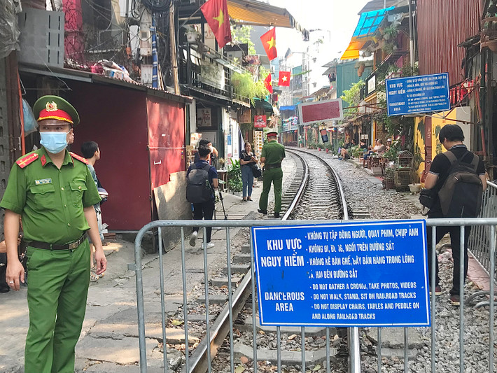 Ghi nhận của PV lúc 7h30 sáng 15/9 tại phố cafe đường tàu, rào chắn hành lang an toàn đường sắt đã được dựng lên.
