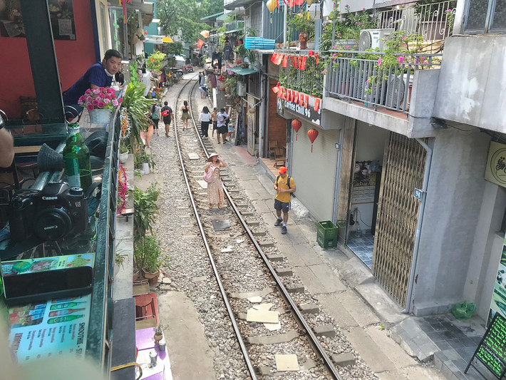 Được biết, tối 14/9, tất cả các cơ sở kinh doanh cafe đường tàu đã bị thu hồi giấy phép kinh doanh.