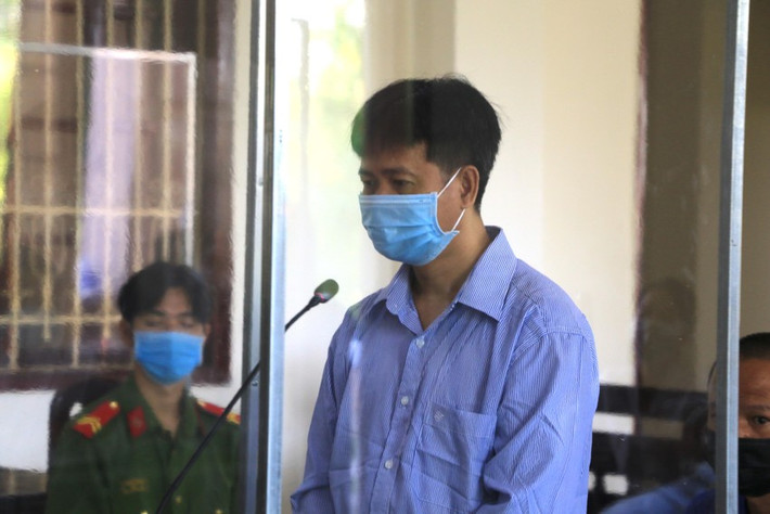 Kế toán trưởng tham ô hơn 200 tỉ đồng bị tuyên án tử: Ngày 30/9, TAND tỉnh Đồng Tháp tuyên án vụ kế toán trưởng tham ô hơn 200 tỉ đồng mang đi đánh bạc. HĐXX tuyên phạt bị cáo Nguyễn Trung Thành (42 tuổi, ngụ TP Cao Lãnh, Đồng Tháp) mức án tử hình về các tội tham ô tài sản, đánh bạc và làm giả con dấu, tài liệu của cơ quan, tổ chức, sử dụng con dấu, tài liệu giả của cơ quan, tổ chức. Tòa buộc bị cáo có trách nhiệm bồi thường cho Công ty TNHH Pilmico Việt Nam số tiền đã chiếm đoạt và nộp số tiền thu lợi bất chính là trên 3,4 tỉ đồng để sung vào ngân sách nhà nước. HĐXX cũng tuyên phạt Nguyễn Tấn Tài (41 tuổi, ngụ TP Cao Lãnh) ba năm tù và Trần Văn Quang (37 tuổi, ngụ tỉnh Hậu Giang) năm năm tù cùng về tội đánh bạc. Tòa cũng buộc Quang phải nộp lại số tiền thu lợi bất chính hơn 82 tỉ đồng, Tài gần 500 triệu đồng.