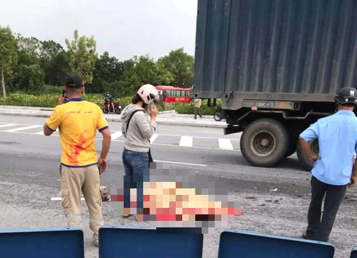 Va chạm với ô tô tải, người đàn ông tử vong tại chỗ: chiều 29/9 trên QL18A đoạn chạy qua địa bàn xảy ra vụ tai nạn giao thông thương tâm giữa xe máy và ô tô tải khiến người đàn ông 56 tuổi tử vong tại chỗ. Theo đó, trước khi xảy ra vụ tai nạn, ông Hoàng Văn H. (SN 1966, trú tại phường Phương Đông, TP. Uông Bí) điều khiển xe máy BKS 14Y1-312.xx lưu thông trên QL18A hướng từ TP. Uông Bí về thị xã Đông Triều. Khi đi đến địa bàn phường Phương Đông (TP. Uông Bí), xe của ông H. bất ngờ xảy ra va chạm với xe ô tô tải BKS 92C-114.xx do anh Nguyễn Văn N. (SN 1983, trú tại phường Yên Thanh, TP. Uông Bí) điều khiển chiều ngược lại và đang chuyển hướng rẽ trái để đi vào Yên Tử. Cú va chạm mạnh giữa xe máy và ô tô tải khiến ông H. tử vong tại chỗ và 2 phương tiện hư hỏng.