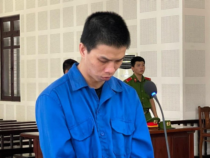 Đi nhậu đám cưới về quậy hàng xóm, lãnh 14 năm tù: Ngày 30/9, TAND TP Đà Nẵng xử sơ thẩm, tuyên phạt bị cáo Ngô Quang Tiến (26 tuổi, quận Cẩm Lệ, Đà Nẵng) 14 năm tù về tội giết người. Theo cáo trạng, tối 24/4, trên đường đi đám cưới về, Tiến đá vào cửa sắt nhà chị G.T.T.V. (28 tuổi, hàng xóm). Sau đó, Tiến đã có xô xát với vợ chồng chị V. và dùng kiếm chém anh T. (chồng chị V.) nhiều nhát khiến nạn nhân bị thương tích 14%. Theo đại diện VKSND TP Đà Nẵng, bị cáo có tính côn đồ, nhân thân xấu, bỏ học năm lớp 10, có nhiều tiền án tiền sự. HĐXX đã tuyên phạt Tiến 14 năm tù giam.