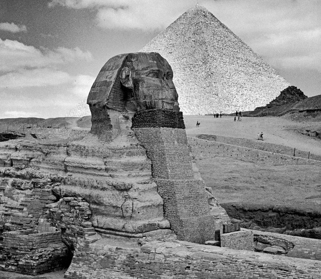 Theo đo đạc của giới chuyên gia, 3 kim tự tháp lớn tại quần thể Giza tạo thành đường thẳng hoàn hảo trên mặt đất và nằm thẳng với 3 ngôi sao vành đai của chòm sao Orion.