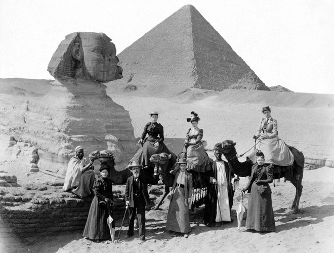 Kỳ bí hơn, Đại kim tự tháp Giza gây tò mò khi nằm ở điểm giao nhau giữa đường kinh tuyến dài nhất và vĩ tuyến dài nhất thế giới.