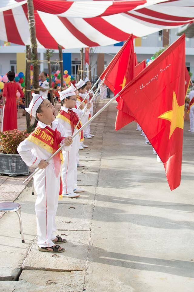 Khi bạn buồn ngủ nhưng vẫn phải cầm cờ ngày khai giảng.