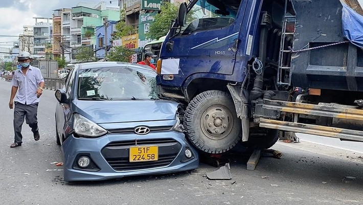 Xe ben cày dải phân cách, tông bẹp đầu 1 ô tô ở quận 8: Trưa 27/9, xe ben chưa rõ biển số do một nam tài xế khoảng 35 tuổi điều khiển lưu thông trên đường Tùng Thiện Vương. Khi đến trước số 413 Tùng Thiện Vương, phường 12, chiếc xe ben bất ngờ húc văng khoảng 5 m dải phân cách ở giữa đường. Sau đó, chiếc xe tiếp tục lao sang làn đường ngược lại và tông vào ô tô con BKS 51F-224.58 chạy ở chiều ngược lại. Va chạm khiến đầu ô tô con bị biến dạng, hư hỏng nặng, dính vào xe ben. Rất may cả hai lái xe đều không bị thương. Nhận tin báo, Công an quận 8 đã có mặt tại hiện trường để xử lý vụ tai nạn.