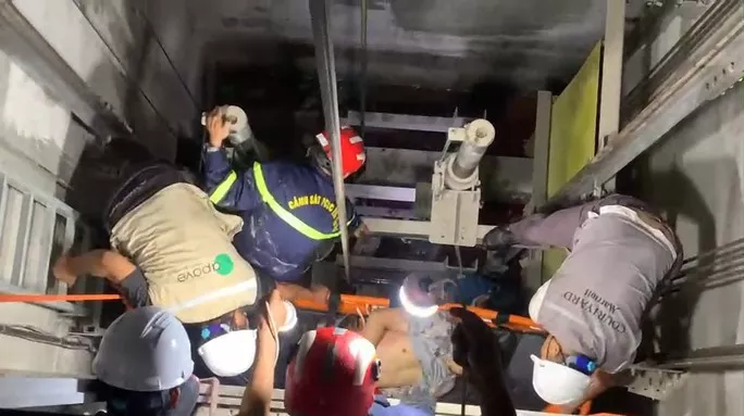 Giải cứu nam công nhân bị mắc kẹt dưới hầm sâu: Sáng 27/9, tại công trình đang xây dựng ở địa chỉ 58 Bạch Đằng (quận Hải Châu, Đà Nẵng) xảy ra vụ tai nạn lao động khiến một nam công nhân bị thương. Nạn nhân được xác định là anh Nguyễn Thanh V. (SN 1984, quê Đại Lộc, Quảng Nam), công nhân tại công trình nói trên. Thời điểm xảy ra vụ việc, nạn nhân bị rơi từ trên cao xuống hầm sâu gần 7m. Những công nhân có mặt tại công trường đã tìm cách đưa nạn nhân lên nhưng bất thành nên gọi điện cầu cứu lực lượng cứu hộ. Nhận được tin, lực lượng PCCC và CNCH Đà Nẵng đã có mặt tại hiện trường. Đến trưa cùng ngày, nạn nhân đã được đưa lên an toàn và bàn giao cho cơ quan y tế trong tình trạng đa chấn thương, gãy chân.