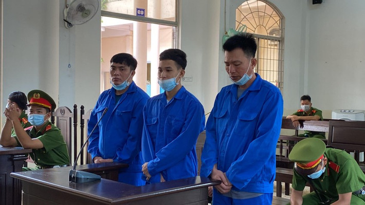 Nhóm đưa người Trung Quốc xuất cảnh trái phép sang Campuchia lãnh án: Ngày 27/9, TAND tỉnh An Giang xét xử sơ thẩm và tuyên phạt bị cáo Hồ Văn Hiếu (37 tuổi) 7 năm tù, Nguyễn Văn Nhân (38 tuổi) 6 năm tù và Nguyễn Chí Hải (23 tuổi, cùng ngụ xã Vĩnh Xương, thị xã Tân Châu, tỉnh An Giang) 5 năm tù cùng về tội tổ chức cho người khác xuất cảnh trái phép. Trước đó, 3 đối tượng khai nhận rằng đã nhận của một người tên Cuổi (không rõ họ, địa chỉ) 5 triệu đồng để tổ chức giúp 8 người Trung Quốc xuất cảnh trái phép từ Việt Nam sang Campuchia. Trước đó, nhóm đối tượng cũng đã đưa trót lọt bốn người Trung Quốc sang Campuchia cho Cuổi với tiền công 8 triệu đồng.