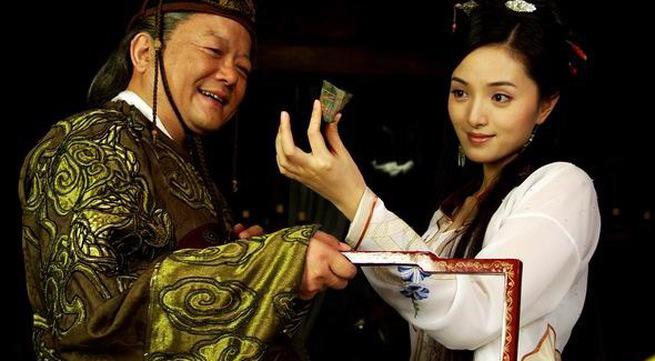 Cũng vì "cơ chế" này nên các phi tần trong hậu cung bắt đầu hành động, hối lộ thái giám của phòng Kính sự để họ đặt thẻ bài của mình ở vị trí nổi bật, như thế khả năng được chọn sẽ cao hơn.