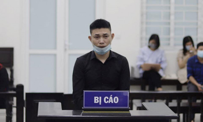 Nhận án tử hình, kẻ say rượu giết người bật khóc xin lỗi vợ con bị hại: Trần Đức Hưng (SN 1988, trú tại huyện Quốc Oai, TP Hà Nội) do say rượu đã giết chết ông Vương Văn Lý. Ngày 2/10/2020, Hưng bị công an Hà Nội bắt. Ngày 5/7/2021, Hưng bị tuyên án tử hình. Trong quá trình khai báo, Hưng bật khóc quay xuống nói lời xin lỗi với vợ con của bị hại.