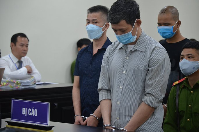 Trùm ma tuý bay lắc trong viện tâm thần kêu rên tại tòa: Theo cáo trạng, Nguyễn Xuân Quý (39 tuổi, ở huyện Thanh Trì) là người đang bị áp dụng biện pháp bắt buộc chữa bệnh tâm thần. Khoảng cuối năm 2020, Quý tự cải tạo buồng bệnh thêm một phòng riêng, có hệ thống loa, ampli, đèn nháy phục vụ việc "bay lắc", giao dịch mua bán ma túy và tổ chức sử dụng ma túy. Ngoài ra, Quý còn tổ chức hệ thống nhiều người mua bán ma túy ngay trong bệnh viện. Ngày 31/8/2022, Qúy bị tuyên án tử hình. Tại phần thẩm vấn, Quý liên tục tỏ ra kích động, kêu rên, không trả lời.