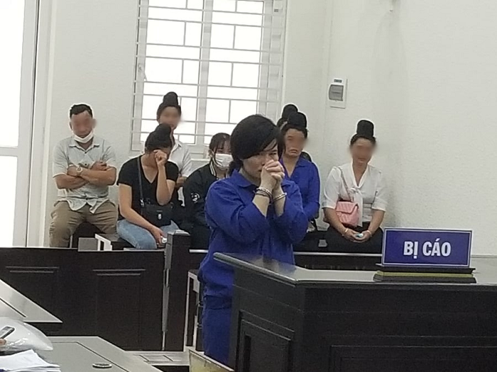 Người đàn bà bật khóc khi bị tuyên án tử hình: Lò Thị Hoa (SN 1990, ở Thuận Châu, Sơn La) được thuê vận chuyển 3 bánh heroin và 200 viên ma tuý tổng hợp metaphetamine (thù lao 20 triệu tiền công). Đêm 26/7/2020, Hoa bị công an bắt. Chiều 27/4/2021, Hoa ngồi sụp xuống ghế, khóc lớn, quay xuống nhìn người thân khi biết bị phạt tử hình. >>> Mời độc giả xem thêm video Hotgirl buôn bán ma túy bị tuyên án tử hình: