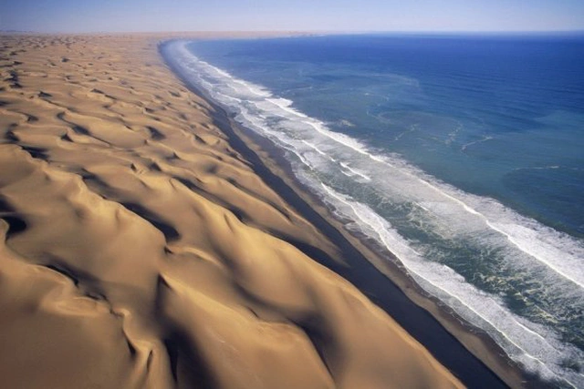 Một điểm ấn tượng khác nữa ở Namib chính là khung cảnh tuyệt đẹp tại nơi giao nhau giữa sa mạc và bờ biển Atlantic.