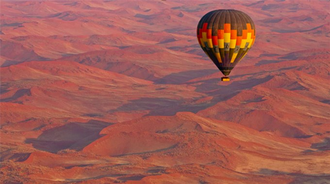 Dù không thể lớn như Sahara nhưng đây lại là sa mạc "nhiều tuổi" nhất thế giới (khoảng 80 triệu năm) và có diện tích khoảng 55.000km² (chiều dài 1.500km và chiều rộng khoảng từ 80km đến 160km dọc theo bờ biển Đại Tây Dương).