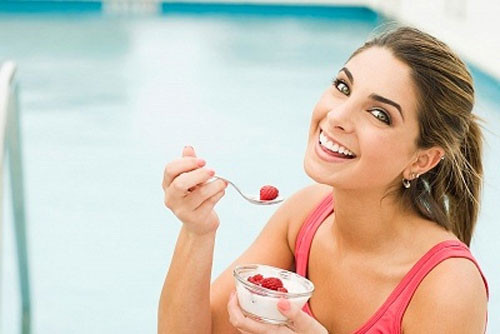 Probiotics. Không phải là thiếu vi khuẩn được ruột sẽ gây bệnh tim. Tuy nhiên, các nhà khoa học đã chứng minh, sức khỏe đường ruột kém có thể gây viêm nhiễm và khả năng hấp thu dinh dưỡng kém, ảnh hưởng đến sức khỏe tim mạch và hệ thống miễn dịch suy yếu. Hãy bổ sung các loại thực phẩm như thực phẩm lên men như sữa chua, dưa cải bắp … để tạo vi khuẩn đường ruột.