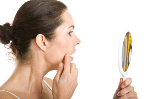 Sạm da. Đây là vấn đề xảy ra ở hầu hết các mẹ bầu, nó còn được gọi là nám da. Vết sạm thường xuất hiện ở má và cằm. Nó là kết quả của lượng sắc tố trong da cao.