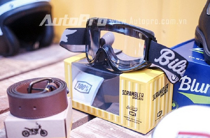 Kính gió cực ấn tượng với từng đường nét mang đậm chất thời trang.