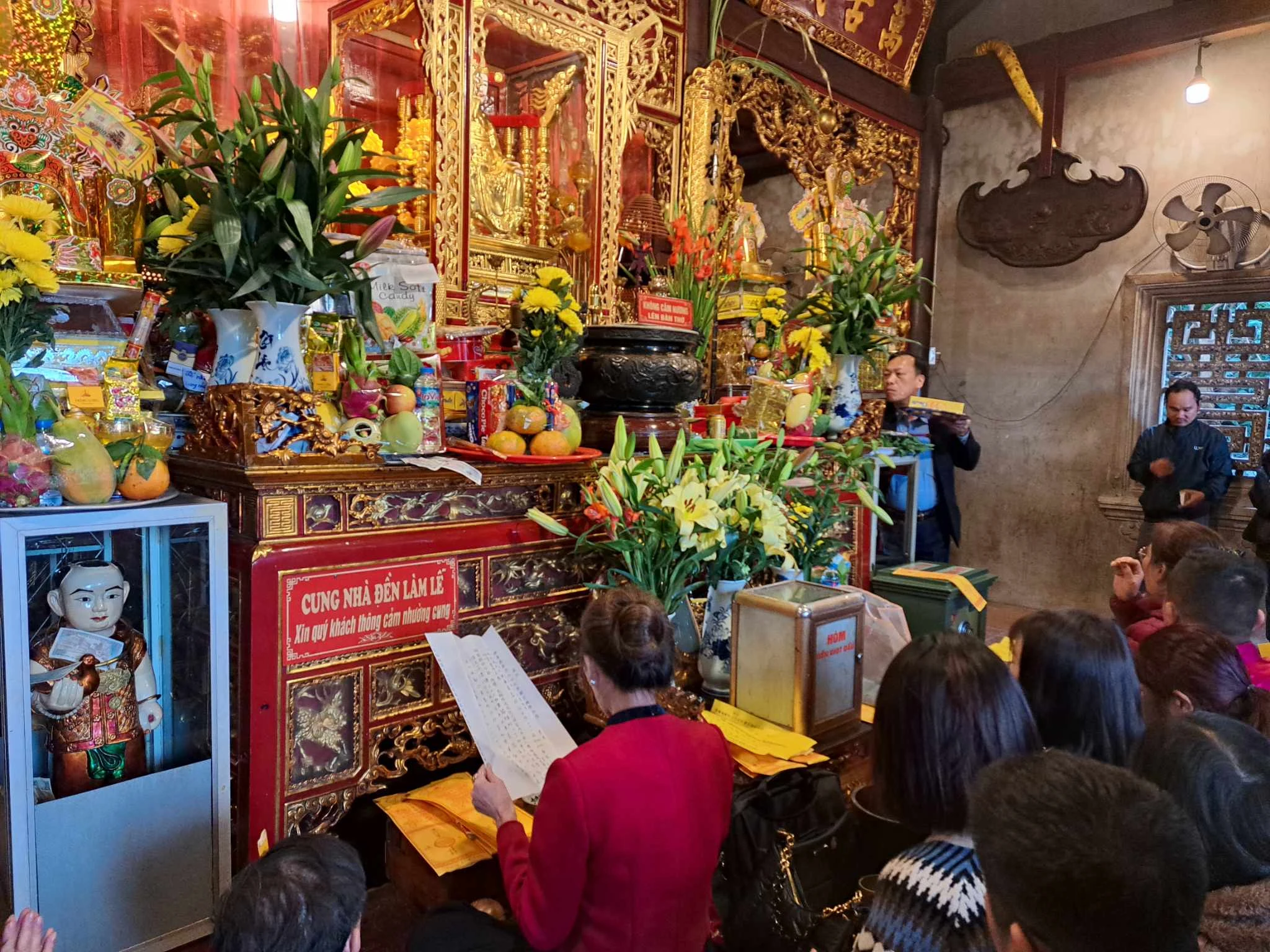 Dòng người chen chân đi lễ đền Chợ Củi