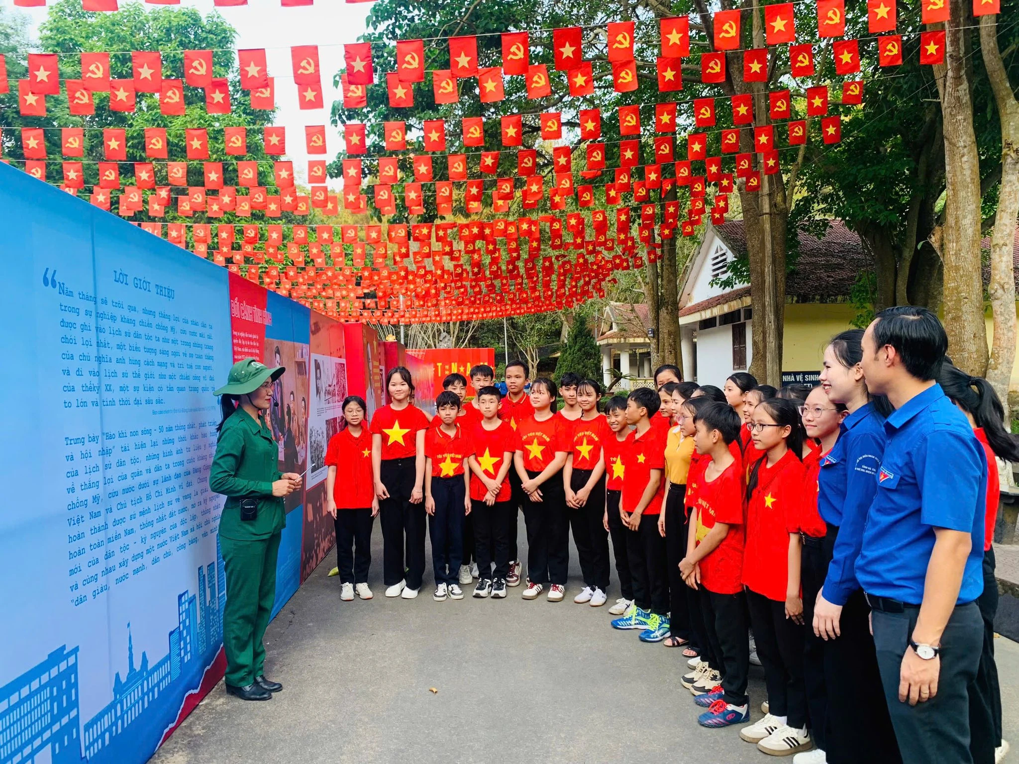 Ngã ba Đồng Lộc rực rỡ cờ hoa chào mừng Đại lễ 30/4