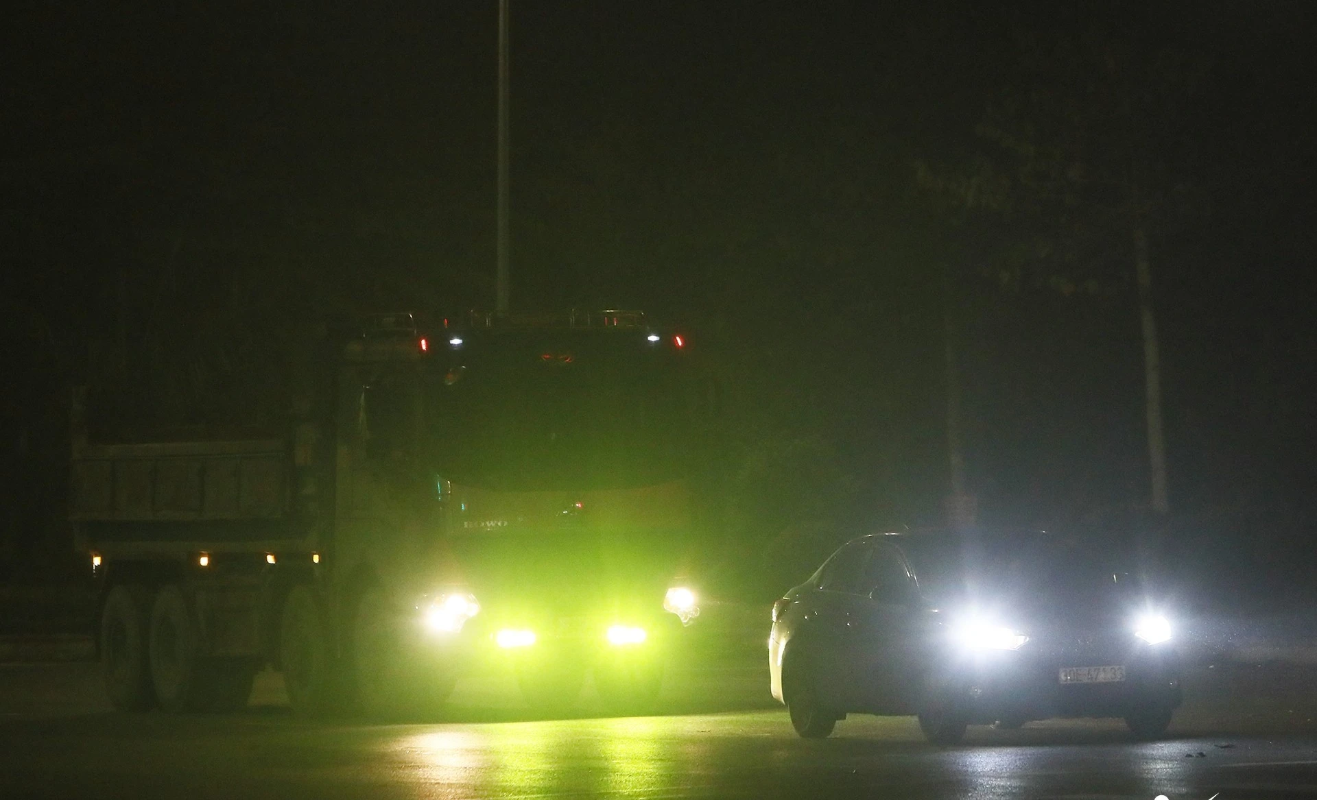 Rộ tình trạng ô tô lắp đèn siêu sáng, nguy hiểm cho người đi ngược chiều