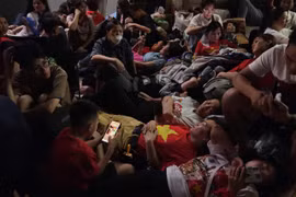 Người dân tranh thủ nghỉ ngơi chờ xem diễu binh sáng 30/8