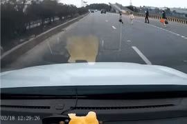 Để con nhỏ chạy qua cao tốc, thái độ của cha mẹ gây tranh cãi