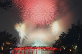 [LIVE] Pháo hoa rực sáng bầu trời chào đón năm mới Bính Ngọ 2026