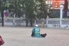 Mưa lớn dồn dập sáng 7/10, đường phố Hà Nội tiếp tục ngập sâu