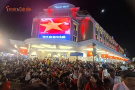 Biển người ngồi kín bờ Hồ Gươm chờ xem pháo hoa mừng Quốc khánh