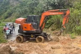 Thông xe sau sạt lở, hàng trăm hộ dân ở Lào Cai thoát cảnh cô lập