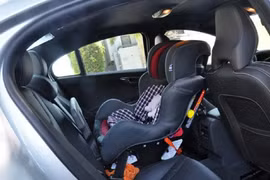 Cục CSGT giải đáp quy định ô tô chở trẻ phải có ghế trẻ em