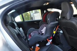 Cục CSGT giải đáp quy định ô tô chở trẻ phải có ghế trẻ em