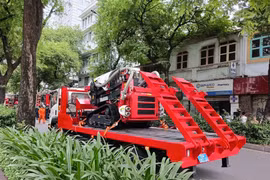 Cảnh sát điều robot hiện đại dập đám cháy chung cư tại TP HCM