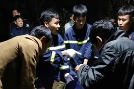 Cảnh sát tìm kiếm nạn nhân rơi xuống giếng lúc nửa đêm