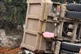 Xe chở đất đè bẹp ô tô con ở Phú Thọ, hai người tử vong