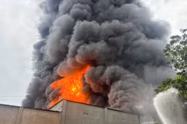 Cháy lớn công ty sơn ở TP HCM, khói đen kèm tiếng nổ, người dân hoảng sợ