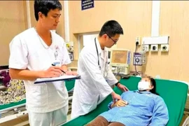 Bệnh nhân 49 tuổi ngộ độc khí CO vì đốt than trong phòng kín trị cảm cúm