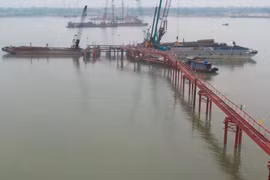 Hà Nội thần tốc thi công cầu Thượng Cát kịp vượt lũ sông Hồng